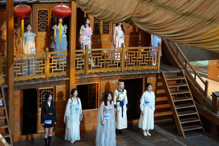 《新聞晨報(bào)》中國(guó)航海博物館首次開(kāi)放夜間專(zhuān)場(chǎng)！上海電力大學(xué)學(xué)生現(xiàn)場(chǎng)“播報(bào)”航海故事